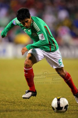 Ricardo Osorio va por un balón en la banda derecha.