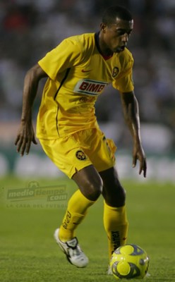 Robert de Pinho causa peligro en el área rival.