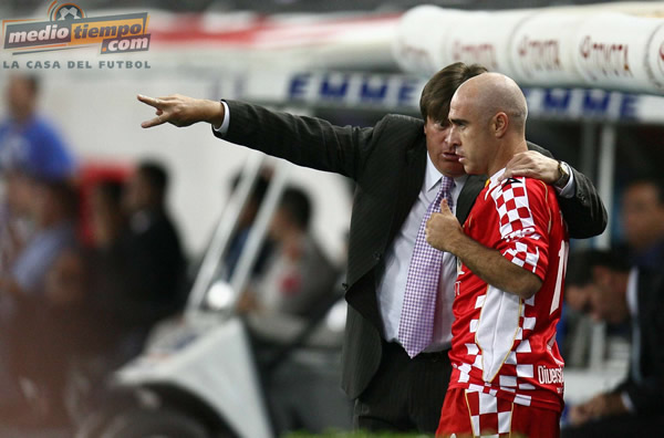 Rodrigo Ruiz recibe indicaciones antes de ingresar al campo.