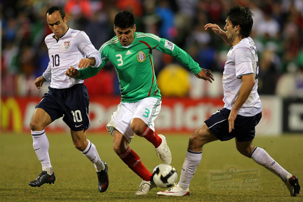 Salcido intenta pasar entre Donovan y Dempsey.