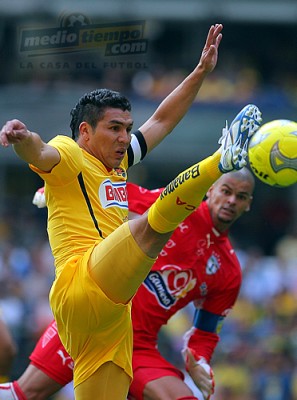 Salvador Cabañas peleó para superar a Miguel Calero.