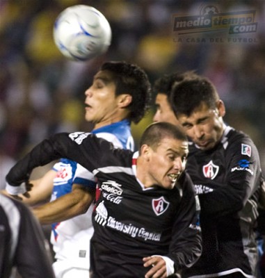 Salvador Cabañas se impone por aire a los tapatíos.