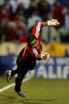 Sánchez estuvo muy activo en la primera mitad.