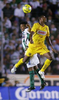 Se peleó con intensidad en la cancha del Corona.