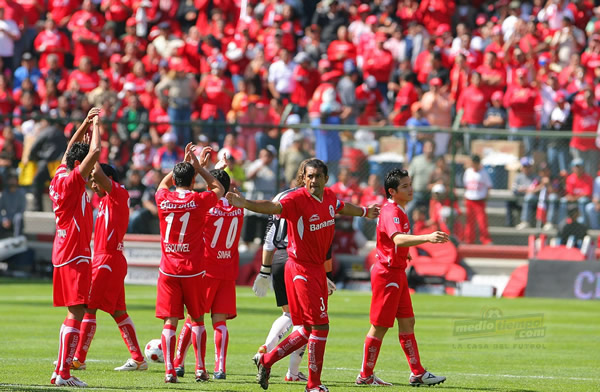 Toluca empezó la defensa del título con un empate a tres goles.