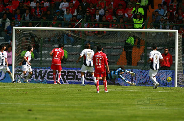Toluca perforó en tres ocasiones la meta del Atlante durante la primera mitad.
