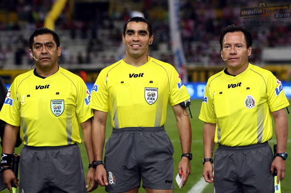 La tripleta arbitral: Marco Antonio Rodríguez, Arturo Velázquez y Pedro Rebollar.