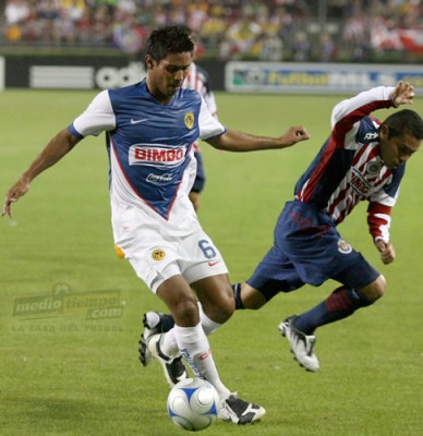 Valenzuela controla ante la marca de Morales.