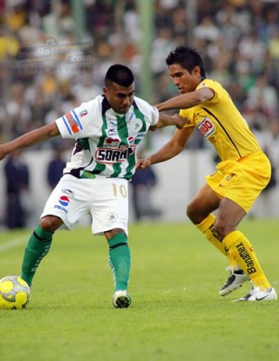 Valenzuela intenta robar el esférico.