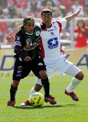 Walter Jiménez no dejó que le quitaran el balón tan fácil.