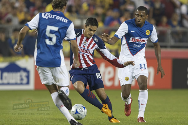 Xavier Baez controla entre Vera y De Pinho.