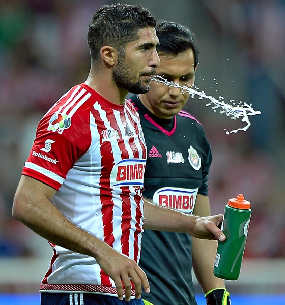 Cota fue el héroe de Chivas.