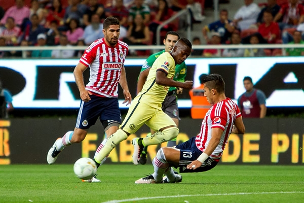 Darwin comenzó a poner de nervios a los de Chivas.