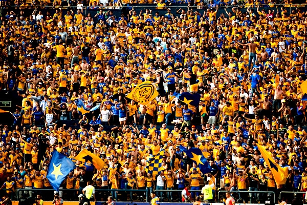 El amarillo inundó el Volcán.