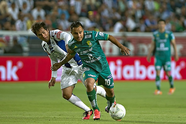 El balón se disputa con todo.