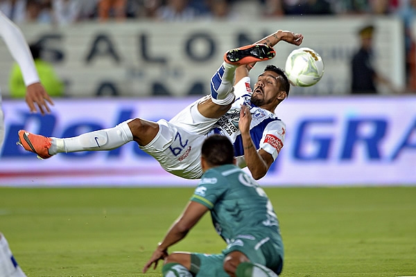 Jara intentó sorprender con chilena dentro del área.