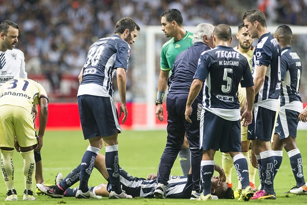 Jesús Zavala salió lesionado recién inició el duelo.
