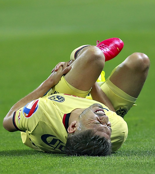 Oribe Peralta se llevó un fuerte golpe.