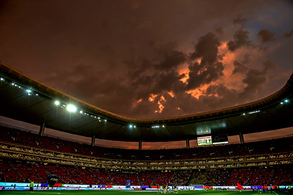 Pletórica postal del Estadio Chivas.