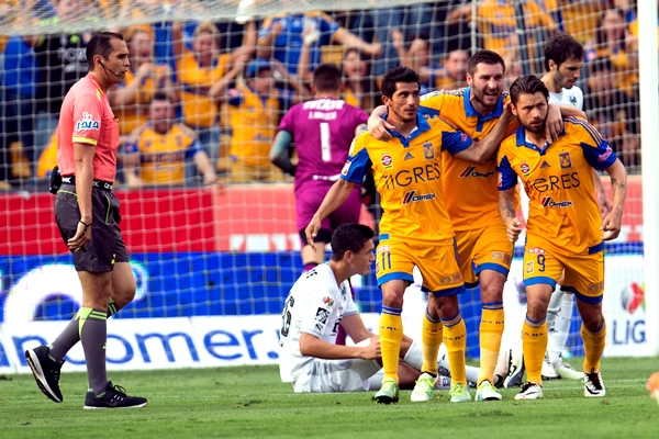 Rafael Sobis fue el que respondió por Tigres.