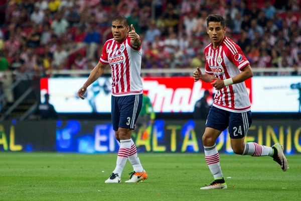 Salcido dando órdenes a su equipo.