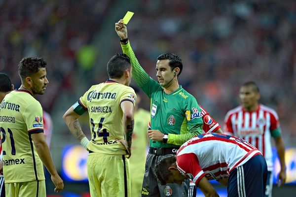 Sambueza se llevó la primera amarilla.