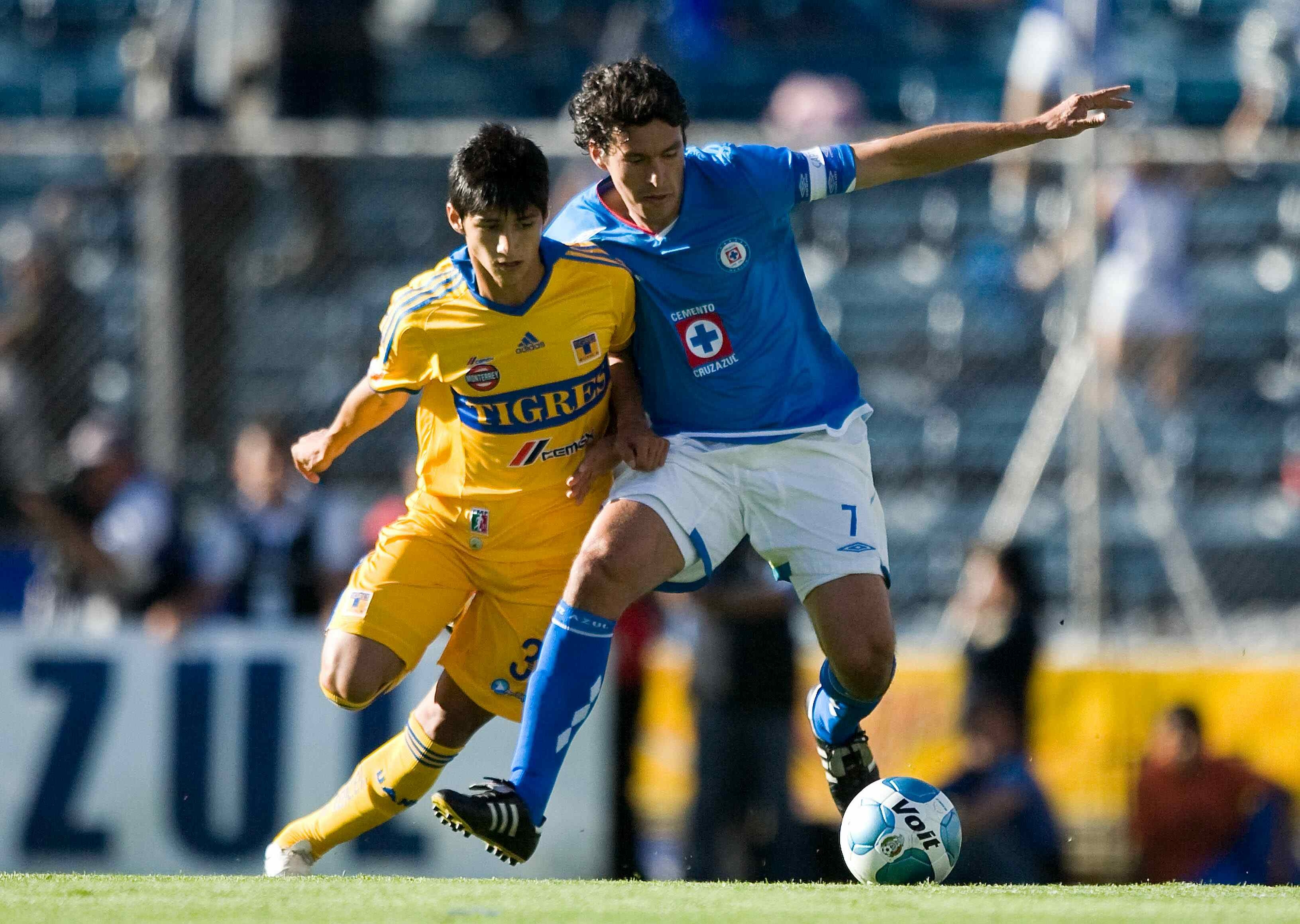 Debutó con Tigres en el Bicentenario 2010.