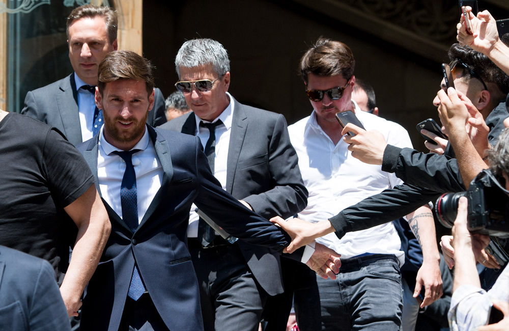 Messi fue eximido por la fiscalía, pero el fisco español no cede.