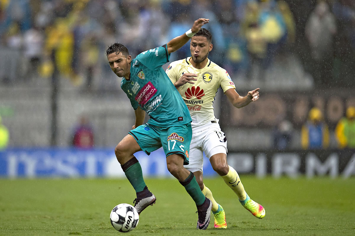 Alonso Escoboza cubría el balón en una de las bandas.
