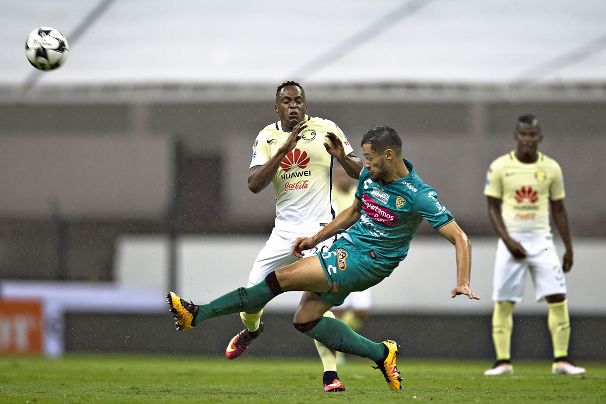 Ambos equipos fueron abucheados al terminar el primer tiempo.