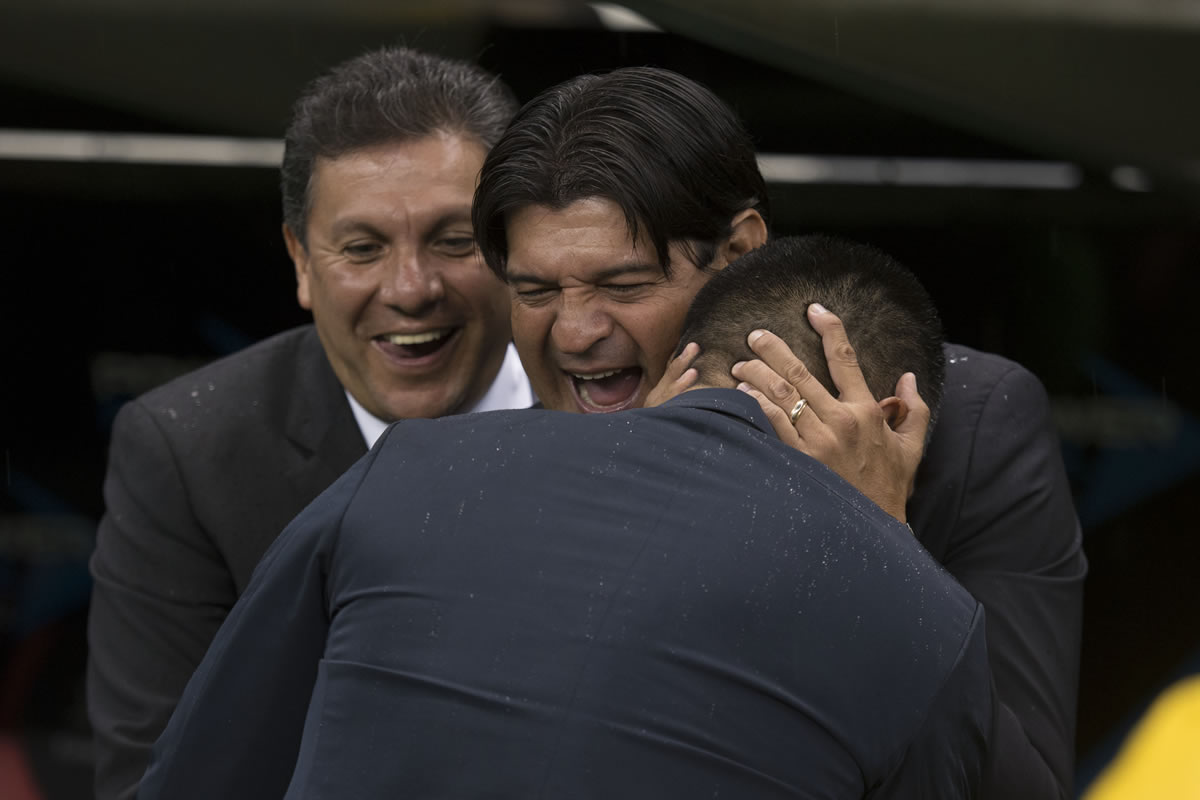 El DT José Cardoso llegó feliz a la cancha del Azteca.