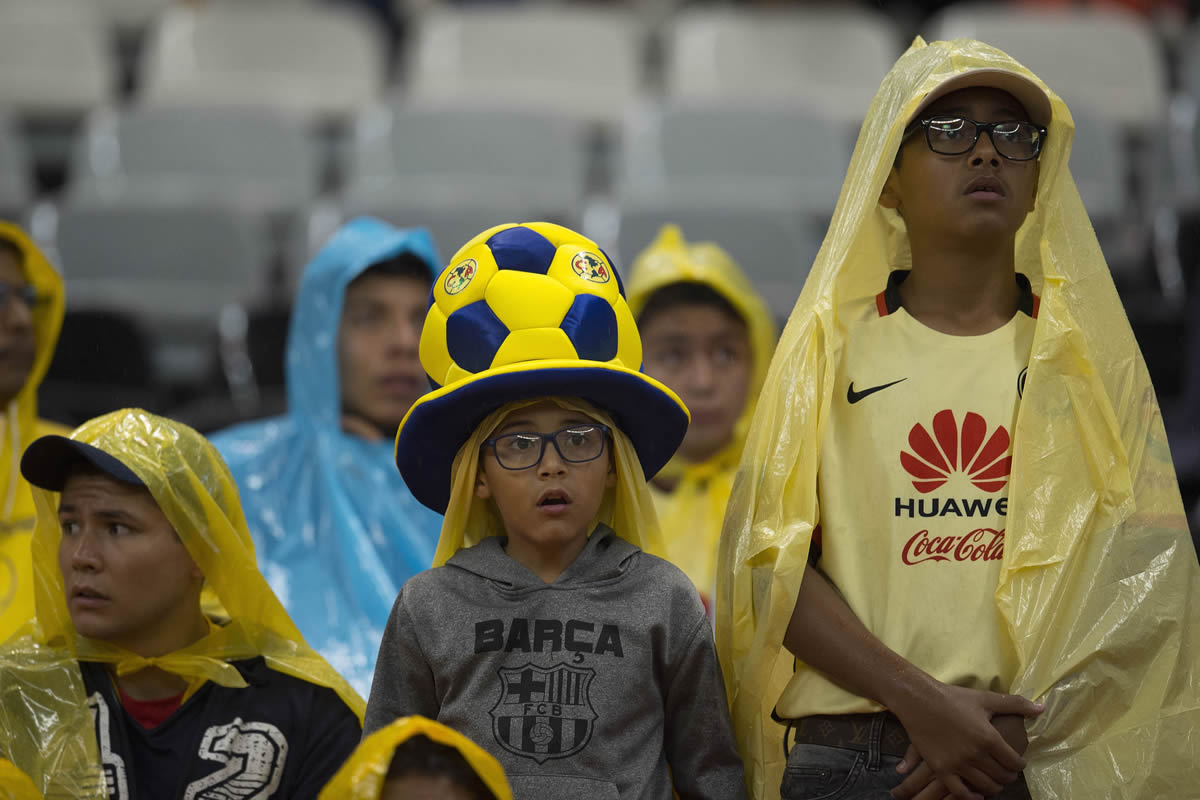 Un pequeño fan soportaba las inclemencias del tiempo en el Coloso.