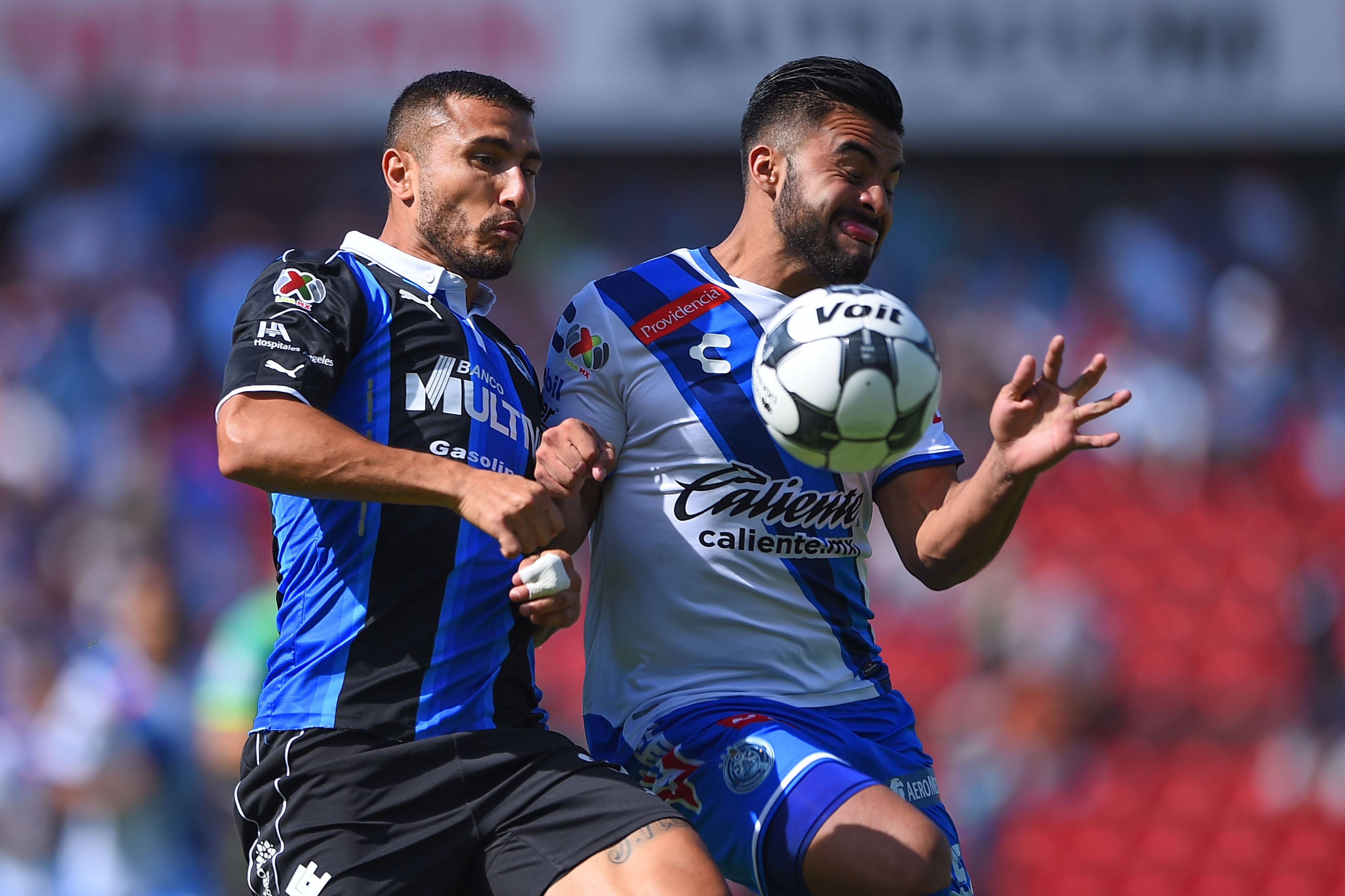 Miguel Martínez y Pedro Canelo, en plena disputa por el esférico.