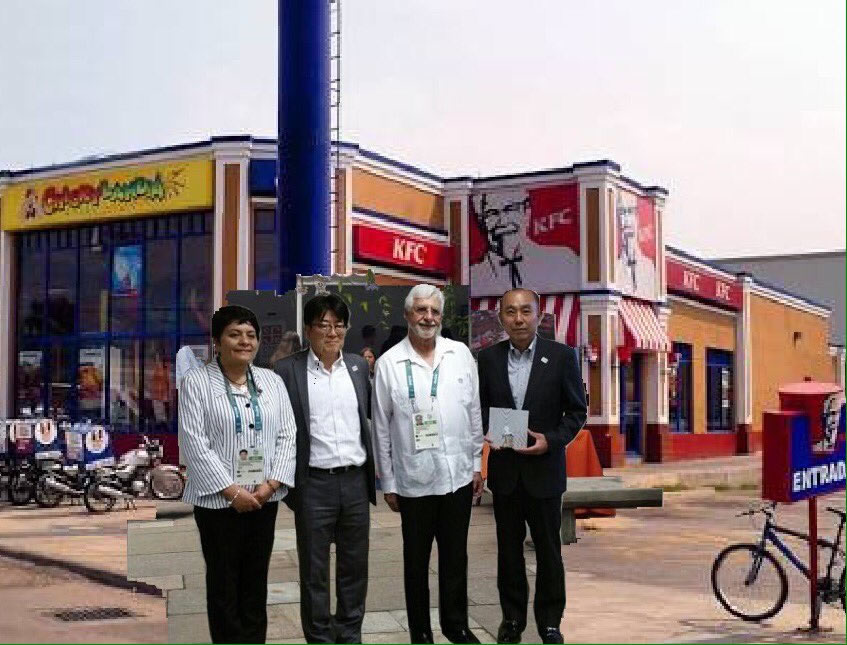 El montaje que hizo el COM a la comitiva japonesa fue inspiración de memes.