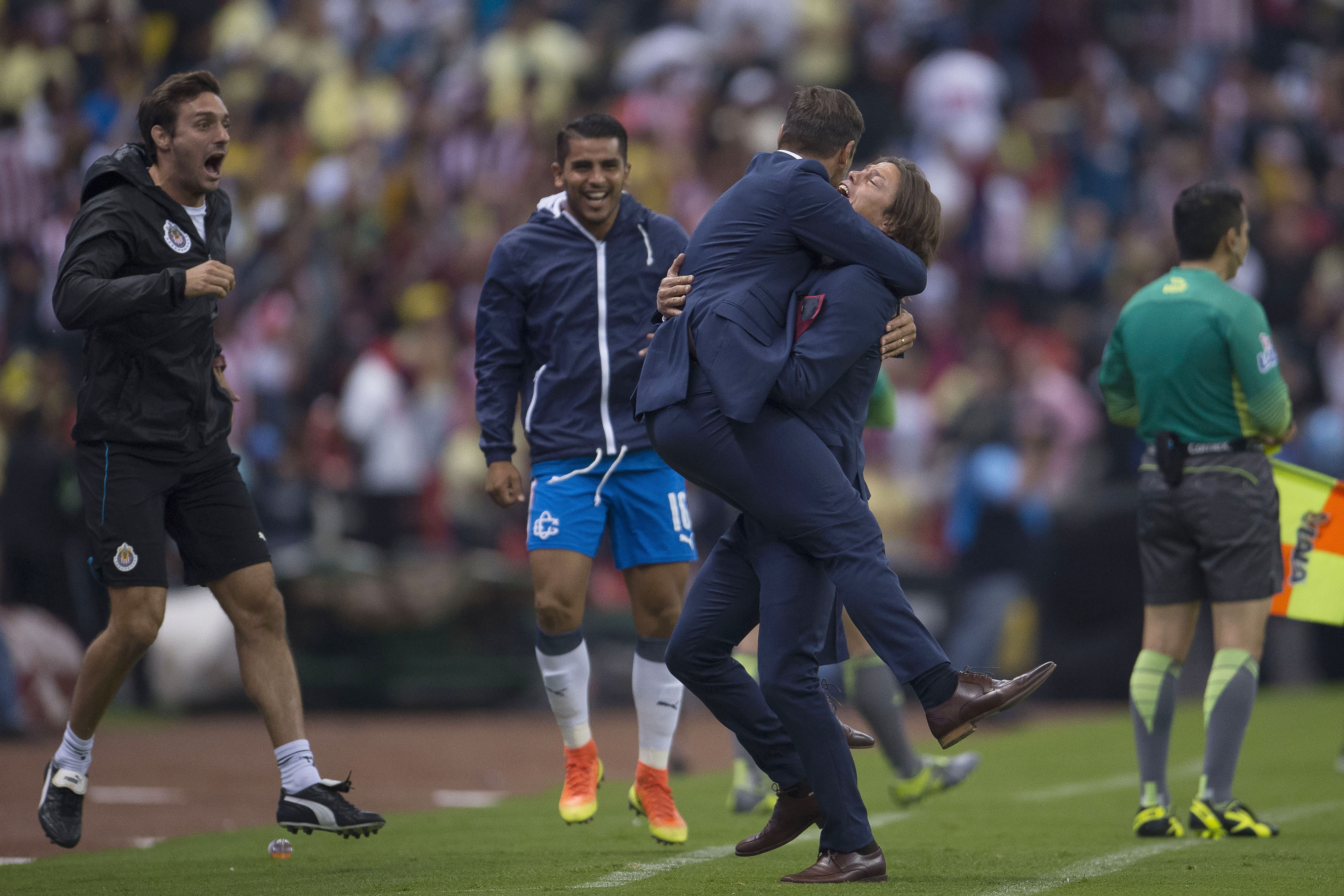 En el Azteca, Chivas, más 'c3rones' que el Águila 