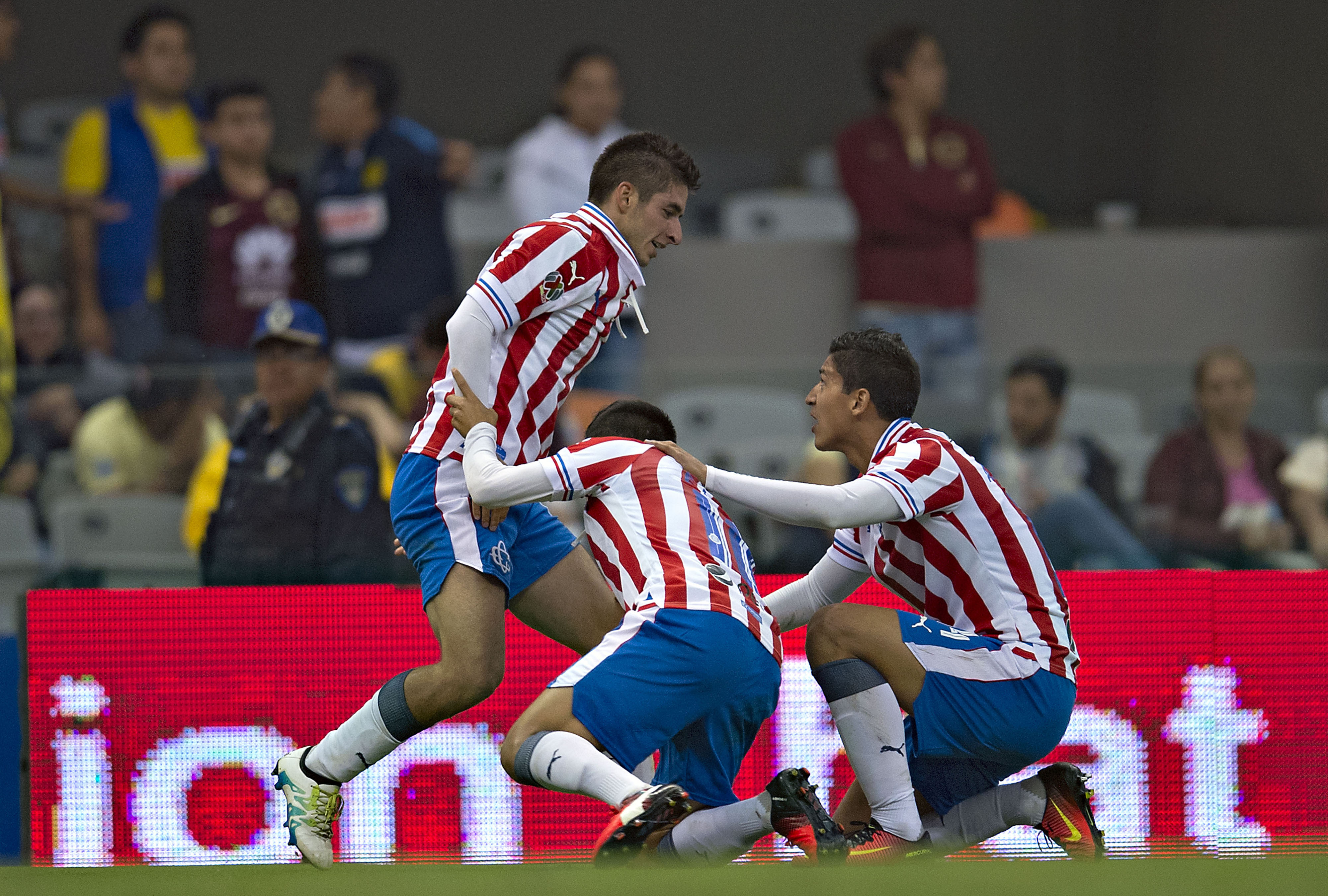 En el Azteca, Chivas, más 'c3rones' que el Águila 