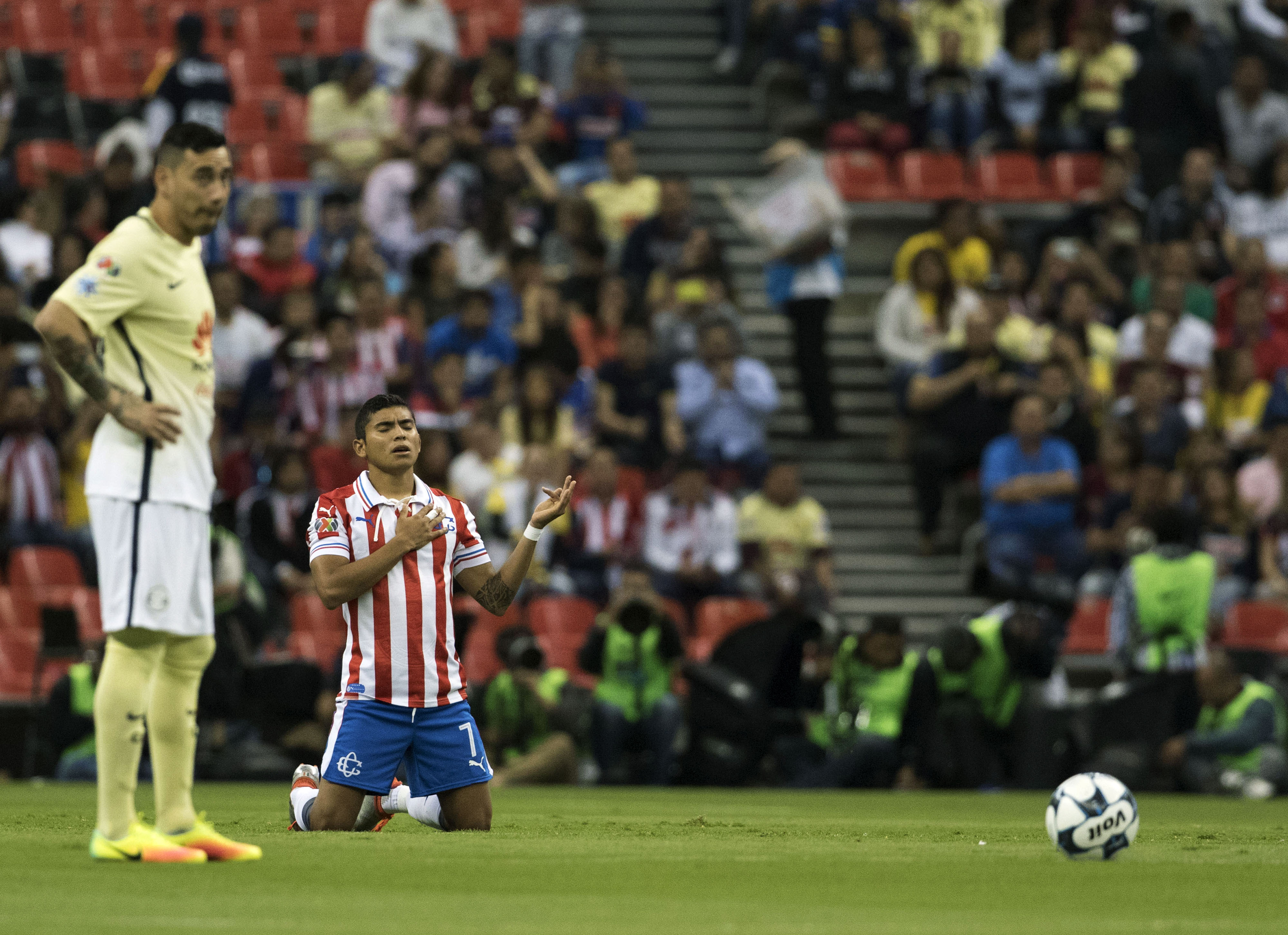 En el Azteca, Chivas, más 'ca3rones' que el Águila 