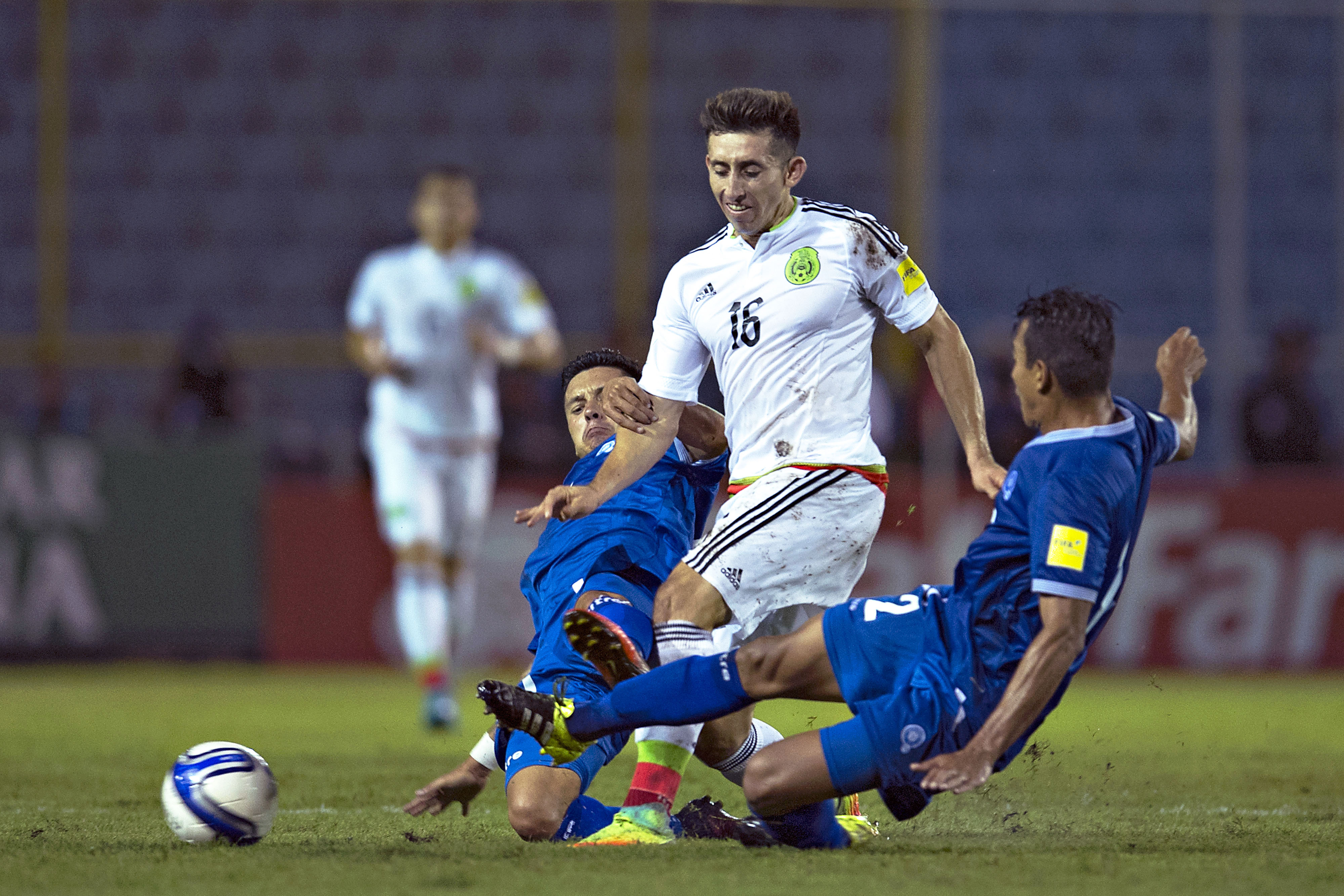 Herrera con la pelota entre dos salvadoreños.