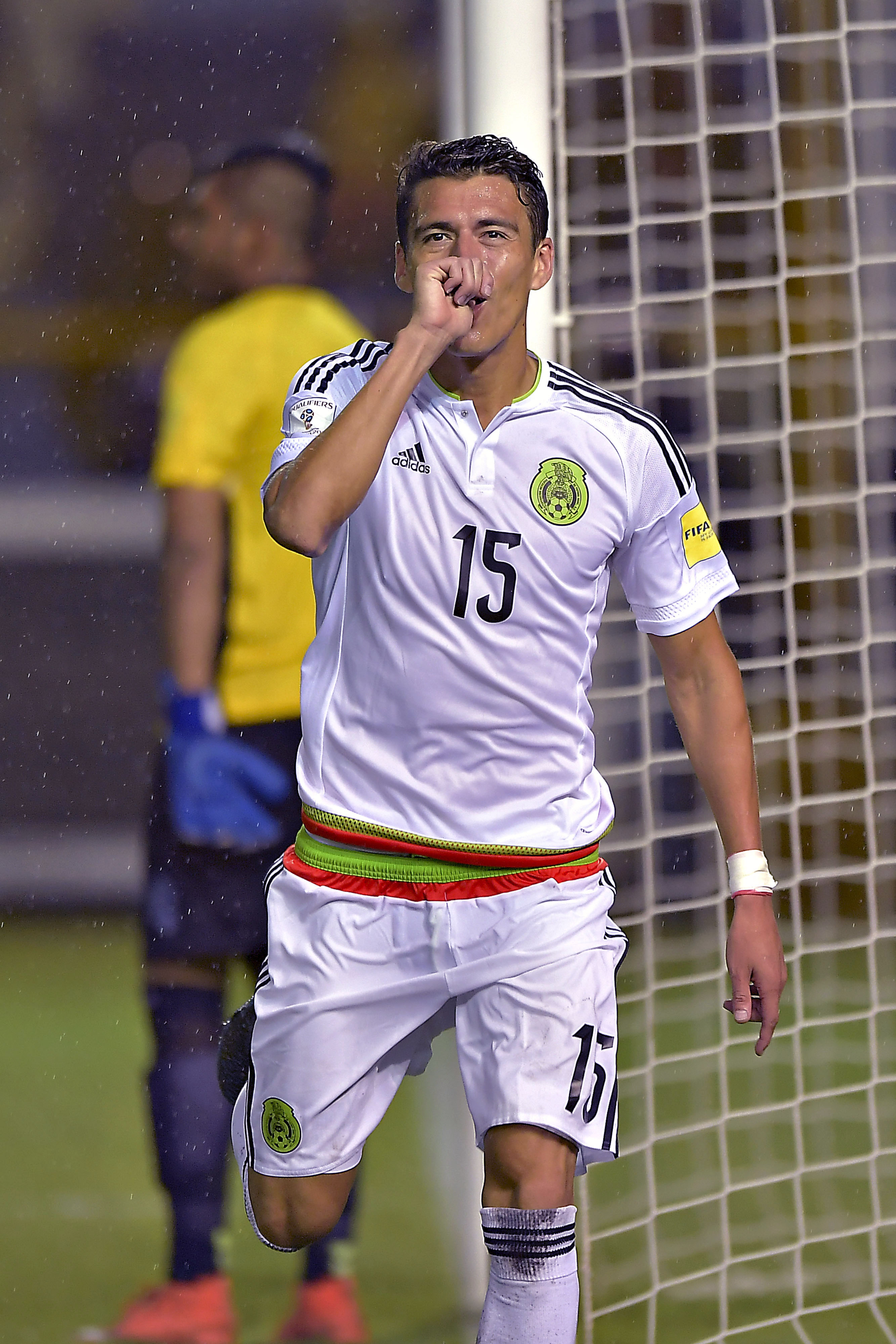 Moreno celebró de esta manera su gol.