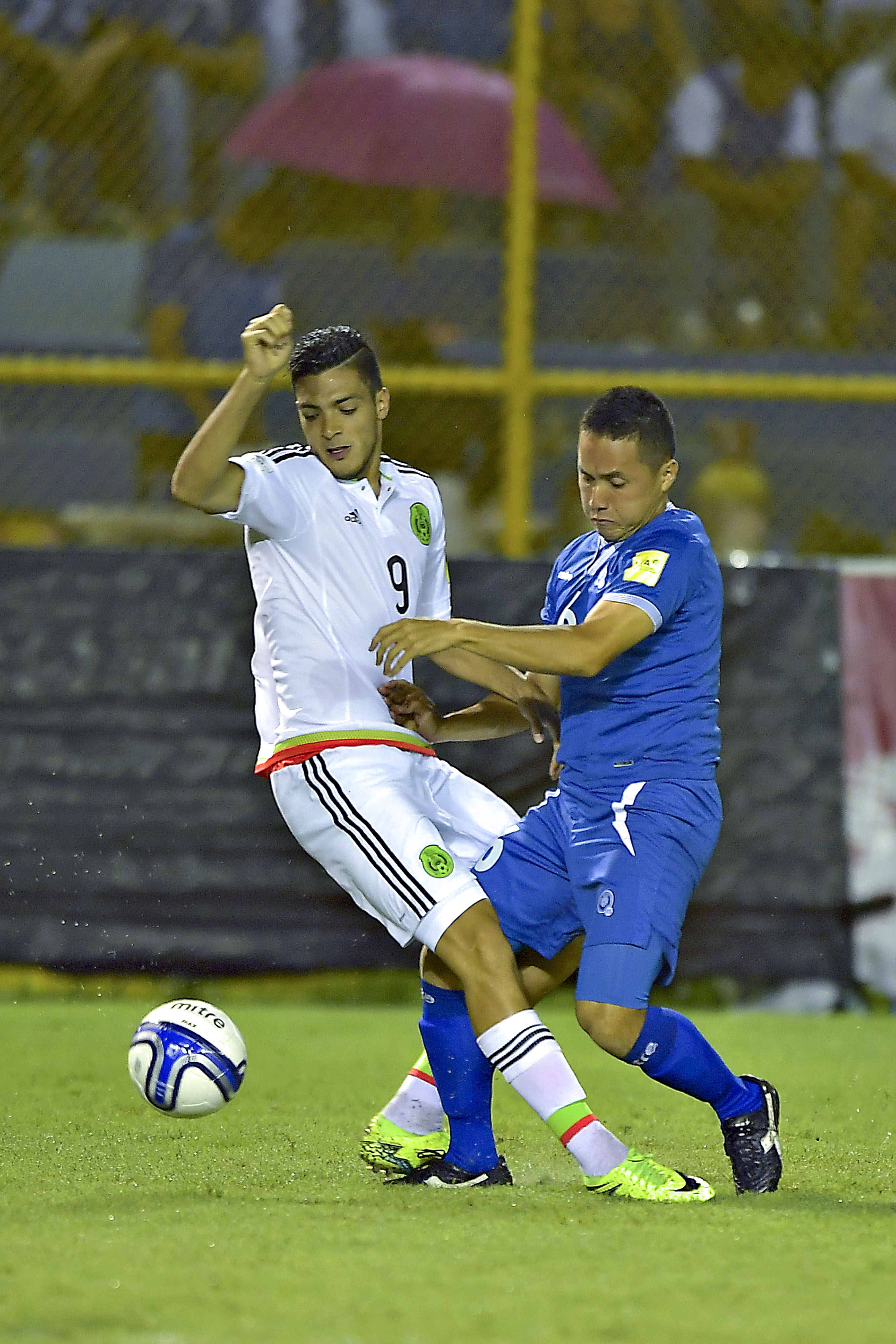 Las acciones en la cancha han sido muy peleadas.