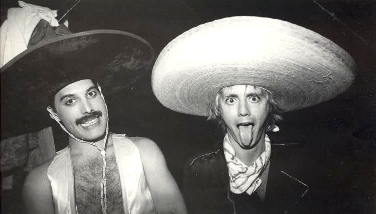 Freddie Mercury aparece con sombrero, una de las fotografías del album Made In Heaven