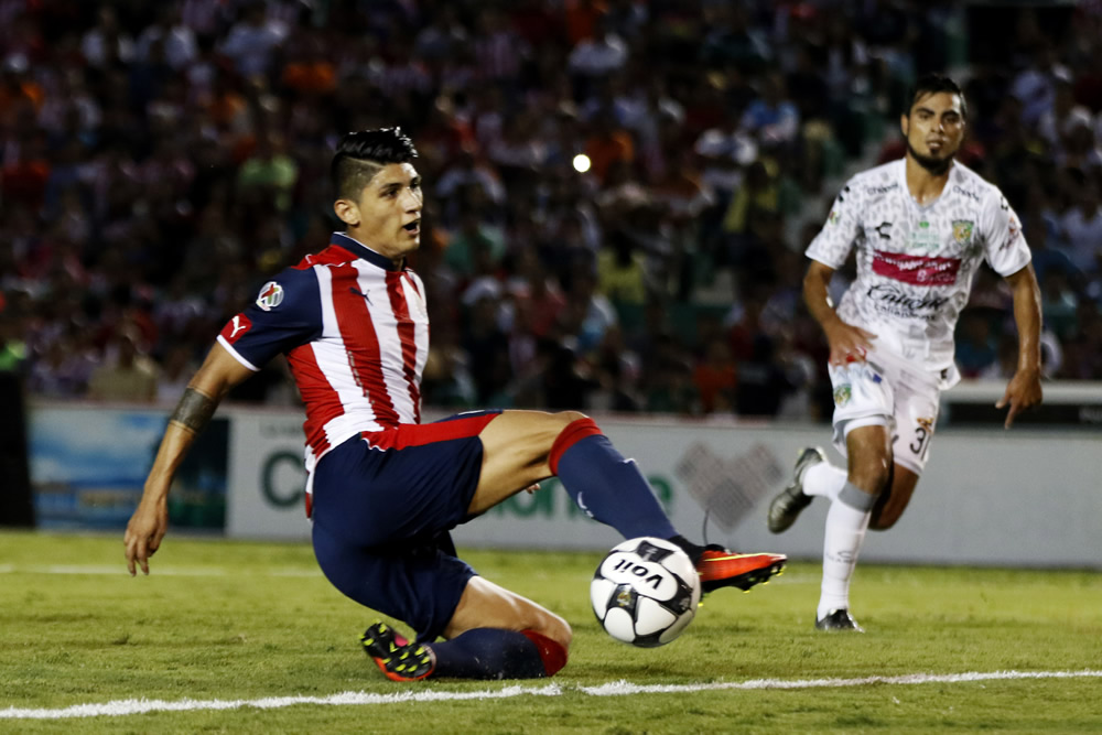 Alan Pulido ya anotó con Chivas