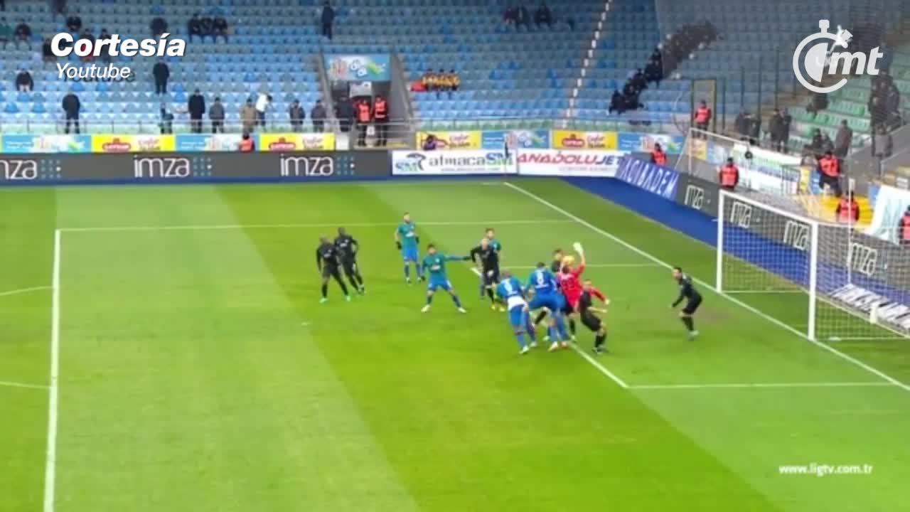 Marca penal por mano... ¡del portero!