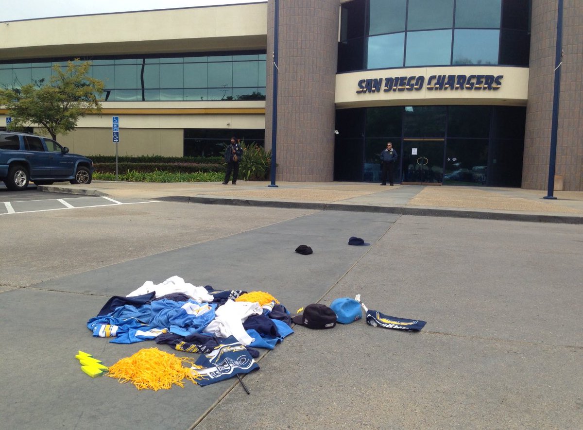 Fans protestaron afuera de las oficinas de los Chargers.