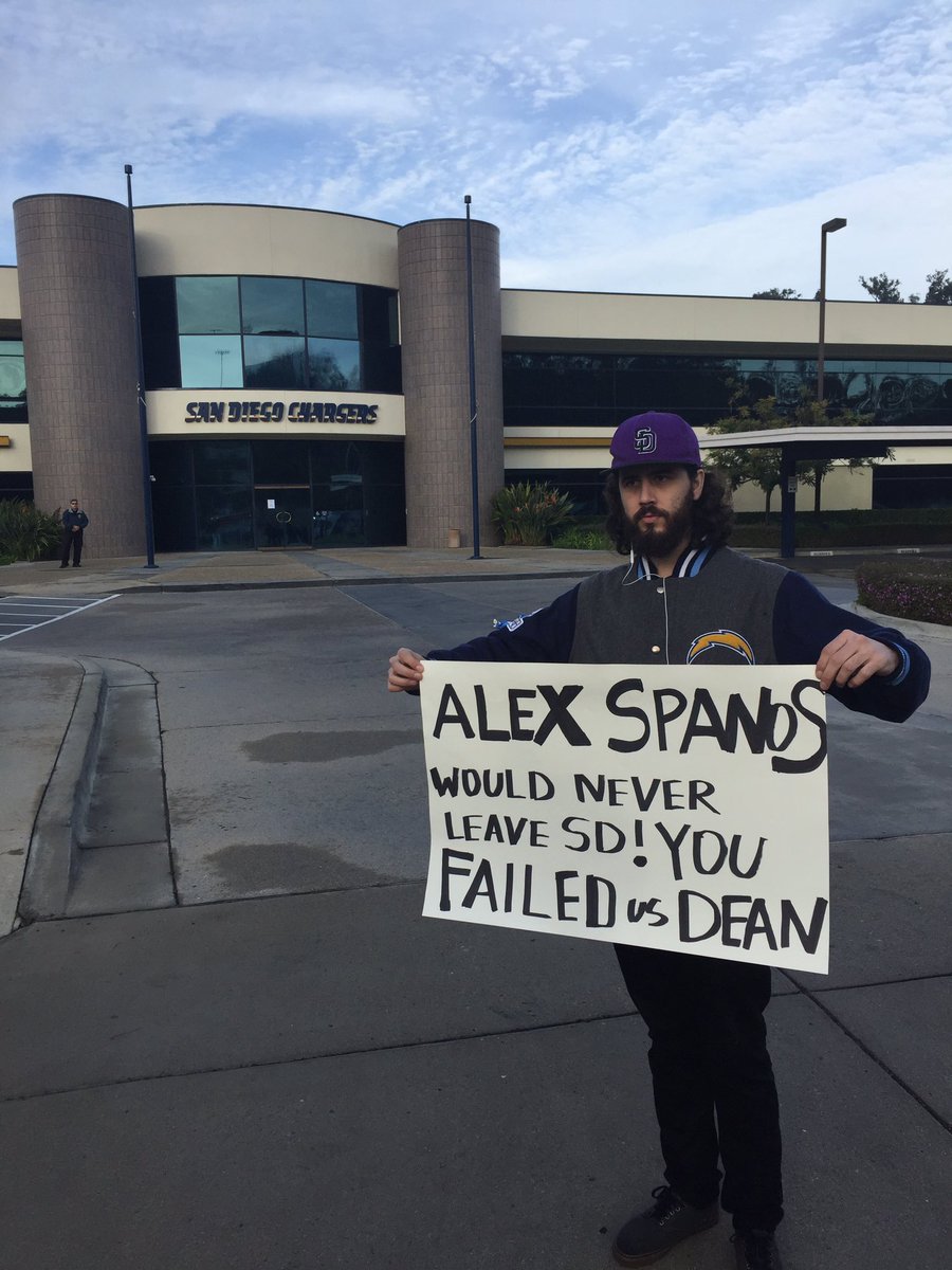 Fans protestaron afuera de las oficinas de los Chargers.