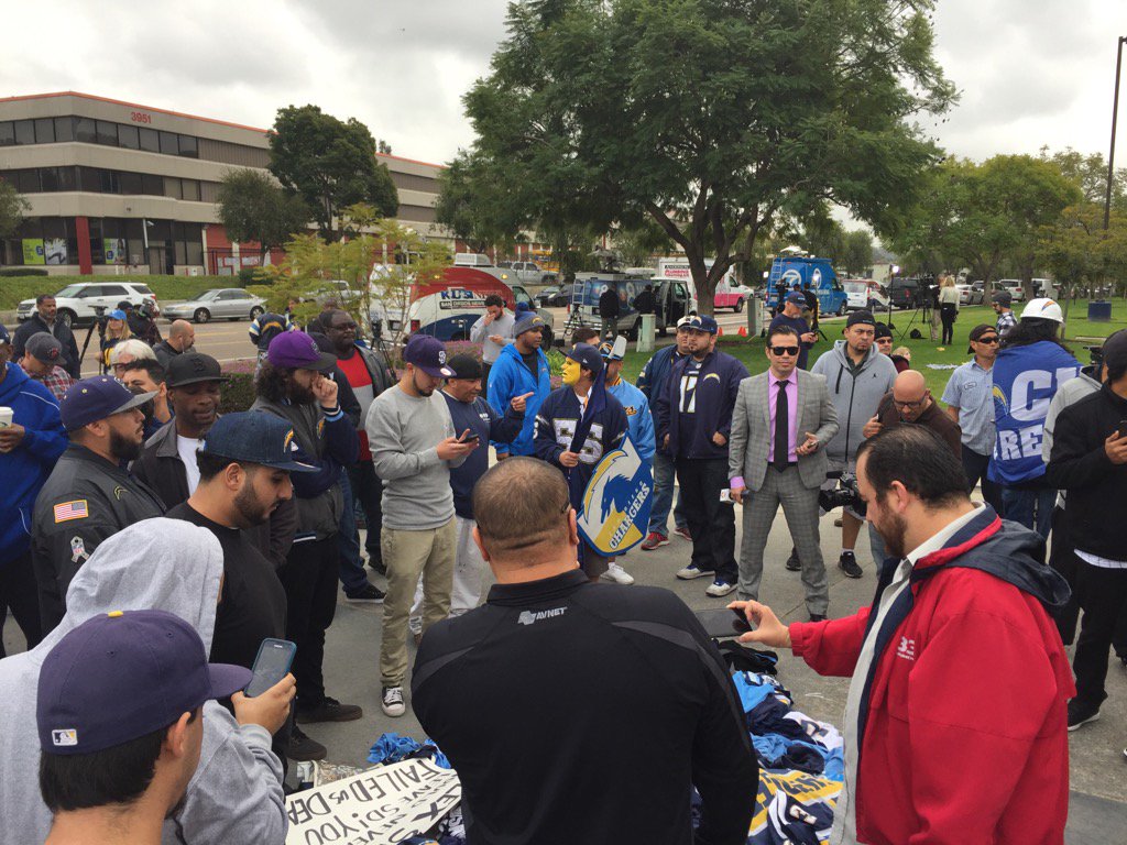 Fans protestaron afuera de las oficinas de los Chargers.