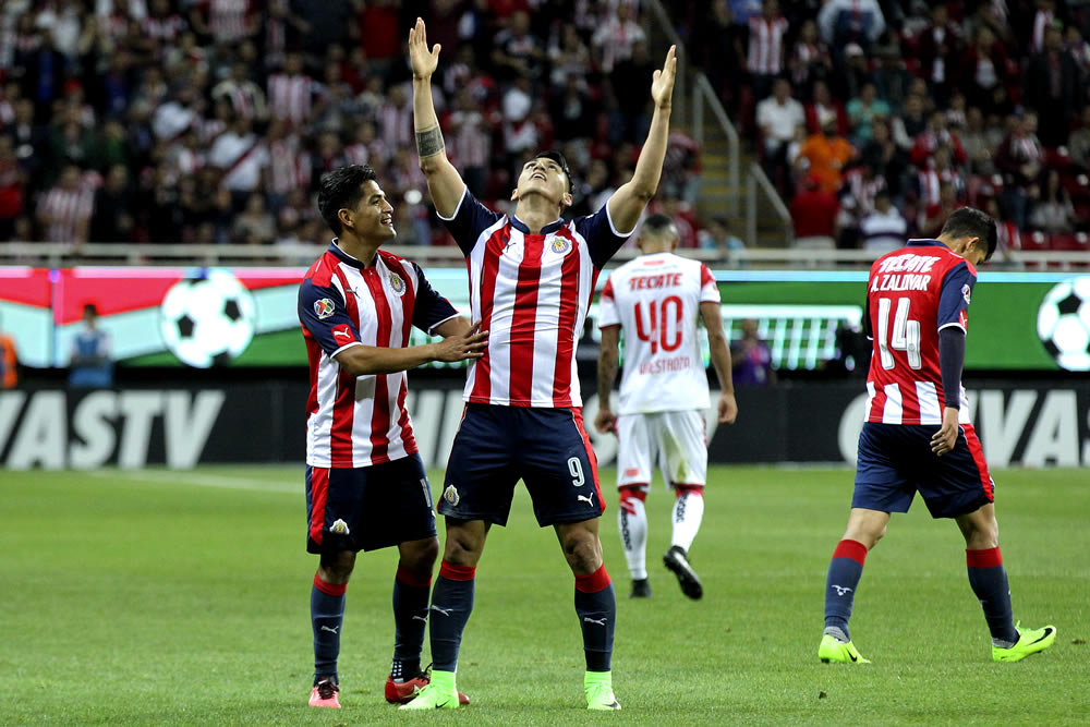 Alan Pulido hioz la obra de arte en el Estadio Chivas. (Foto: Imago 7)