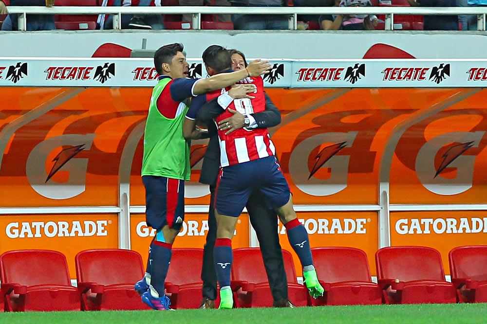 Pulido fue a festejar con el profe Almeyda. (Foto: Imago 7)