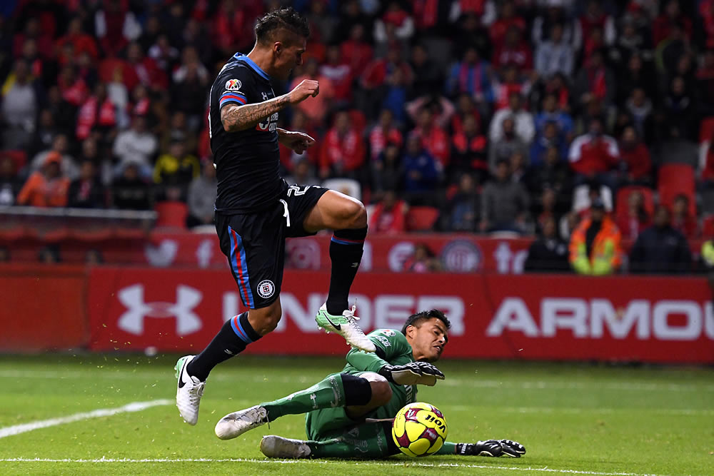 Talavera logró recuperar la pelota ante el peligro azul.