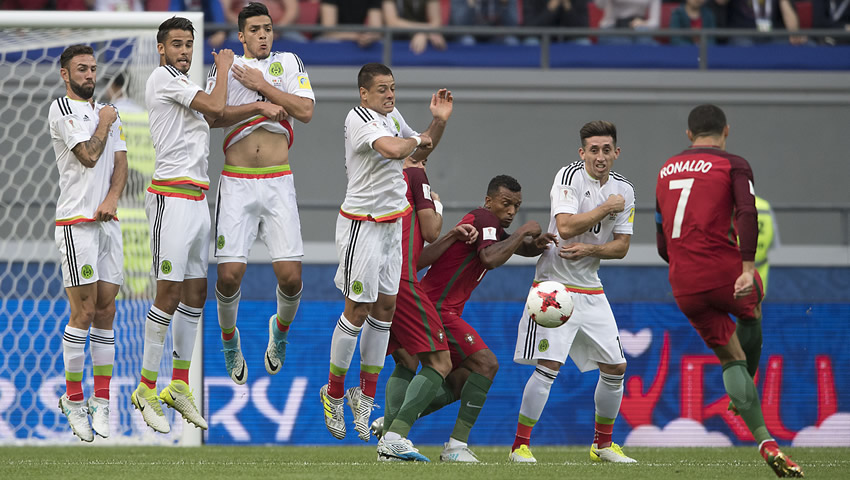 Disparo potente de Ronaldo que salió del campo.